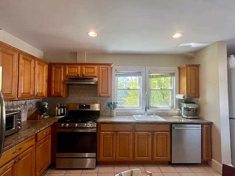 33 Bancroft St #33 — Photo 5