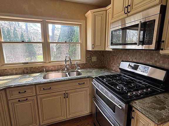 5th image of 2327 Renfrew Ave