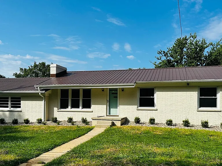 114 Logan Ave — Photo 1