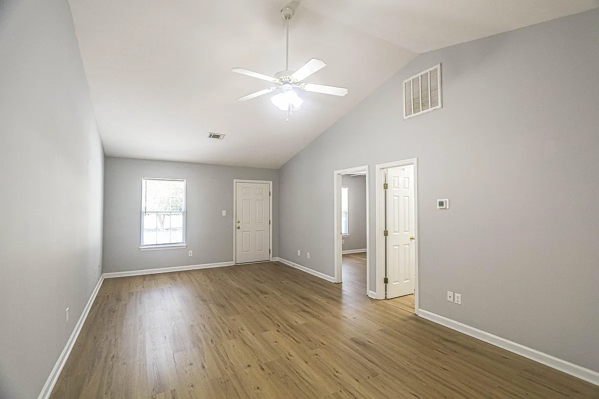 Building Photo - 702 Creekside Dr