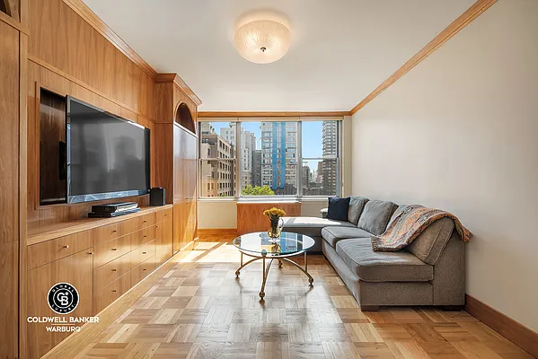 Sold by Coldwell Banker Warburg | media 18