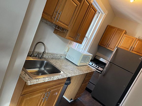 4th image of 903 N Van Buren St #2