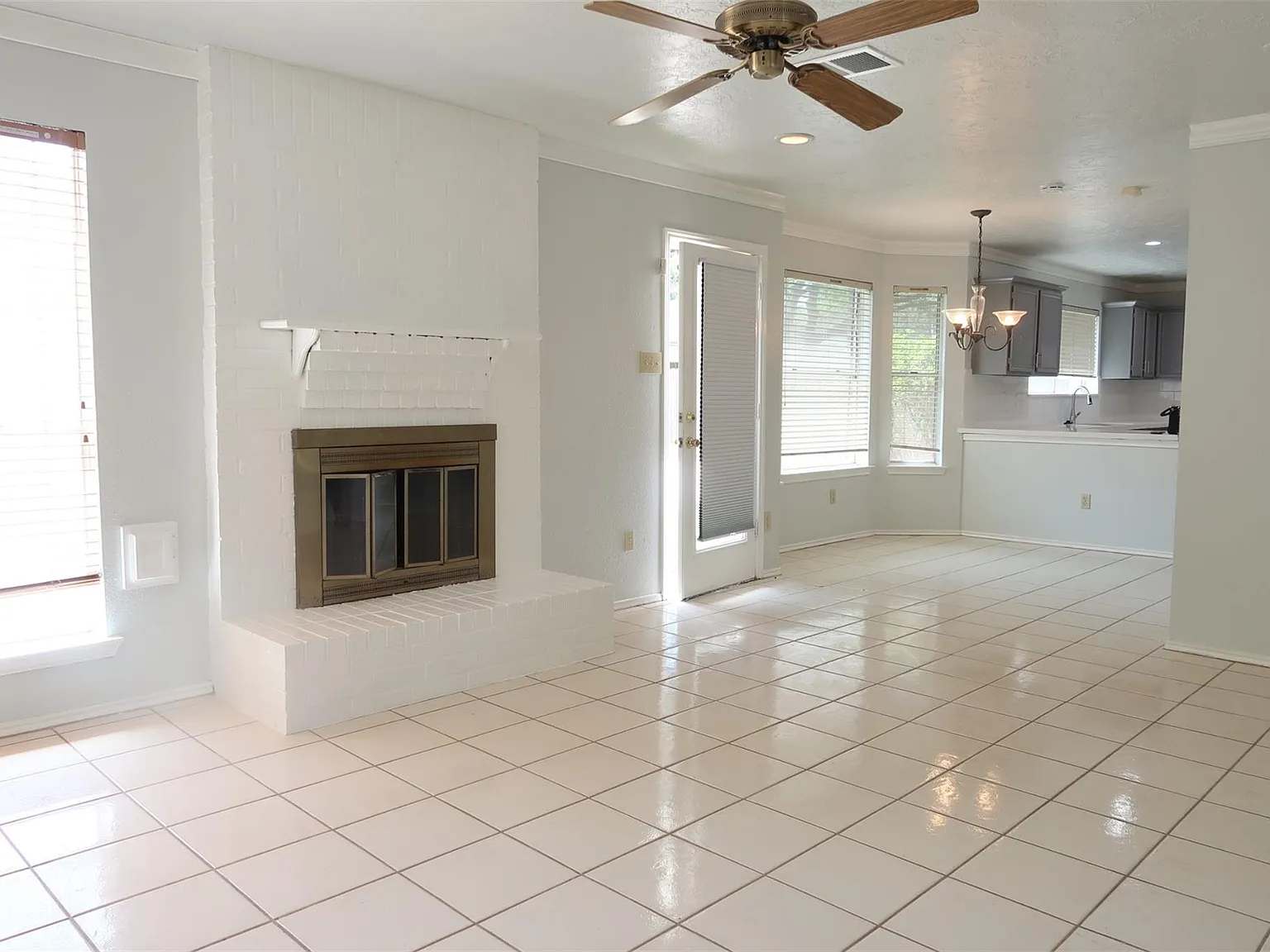 3 bed, 2.5 bath, 2270 sqft, $2,395 — Photo 4