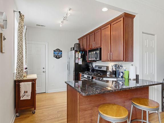 5th image of 534 W Belmont Ave #5-3N