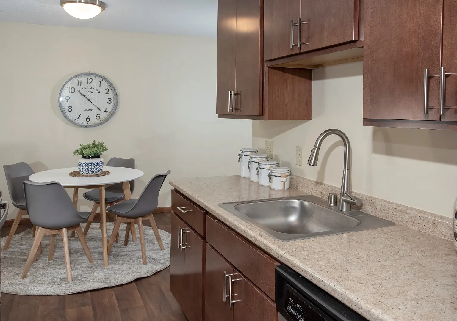 River 10 Apartments — Photo 2