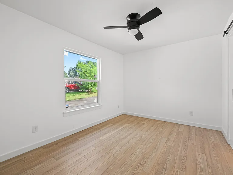 2313 Lakehurst Dr — Photo 14