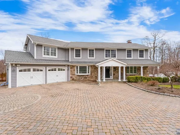 59 Tam O Shanter Dr, Mahwah, NJ 07430