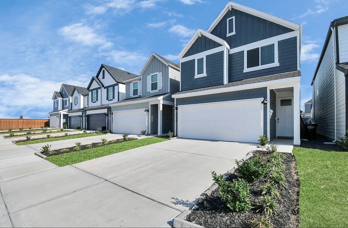 4 bed, 2.5 bath, 2166 sqft, $2,550 — Photo 1
