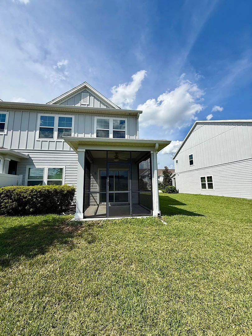 Great 3 bedroom 2.5 bath Townhouse — Photo 2