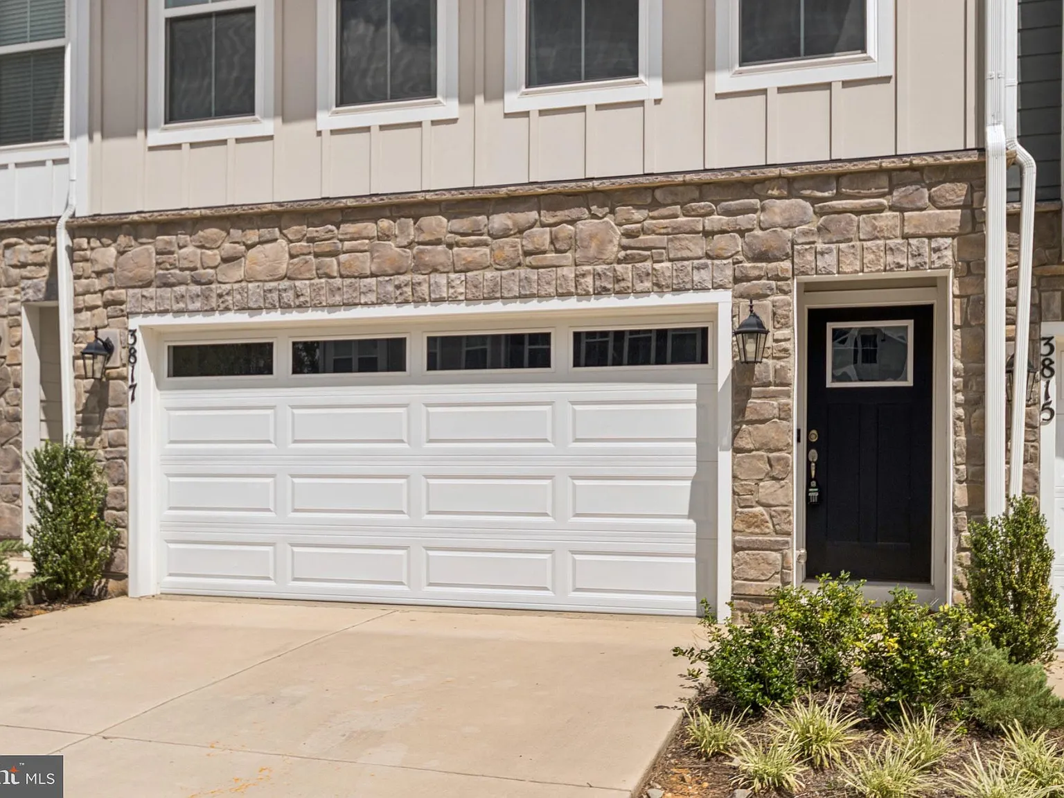 3 bed, 4.0 bath, 2268 sqft, $3,075 — Photo 3