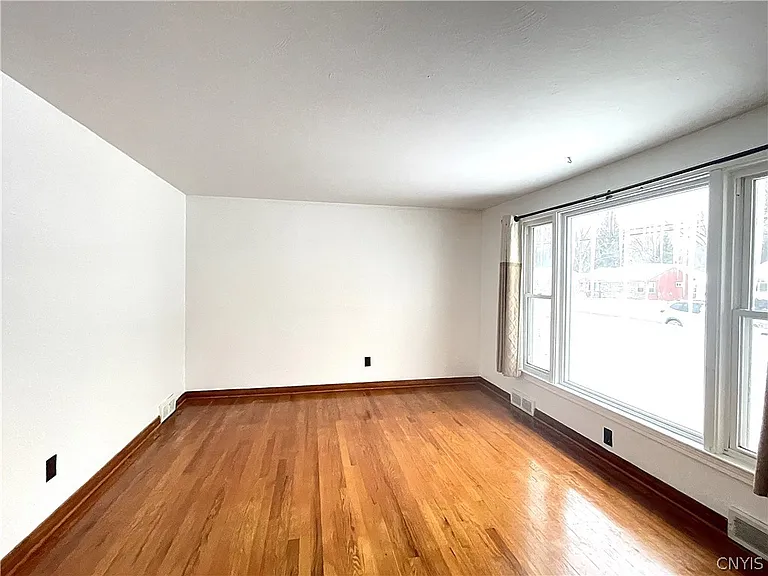 121 Wadsworth Rd — Photo 4