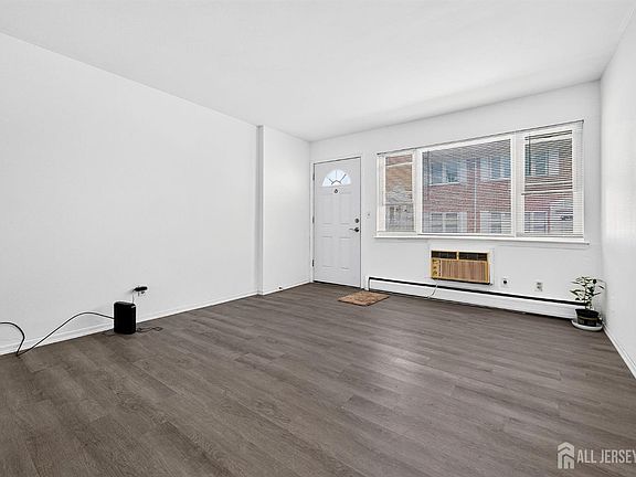 4th image of 46 Gramercy Gdns #B