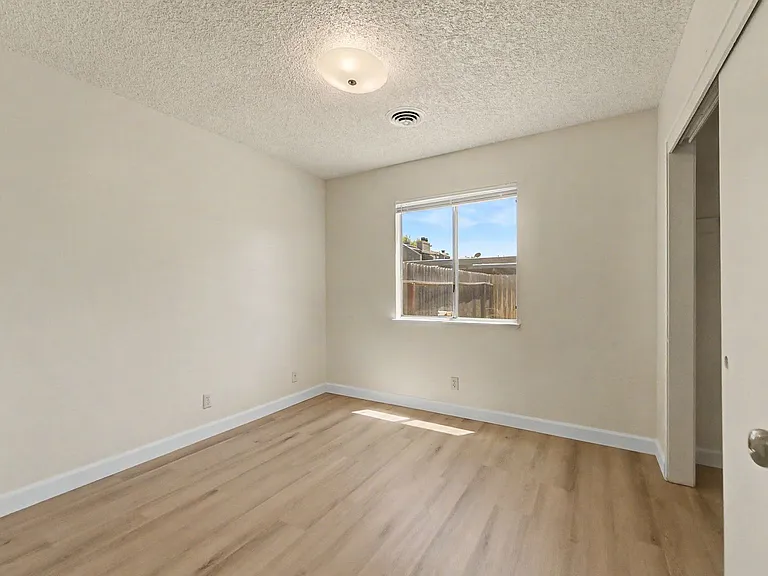 502-530 Rideout Way — Photo 6