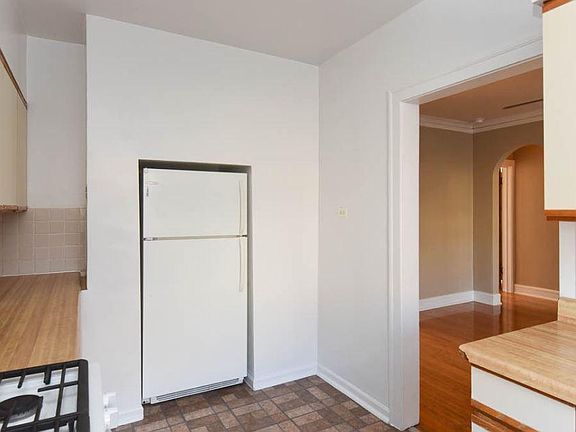 4th image of 1424 W Thome Ave APT 1C