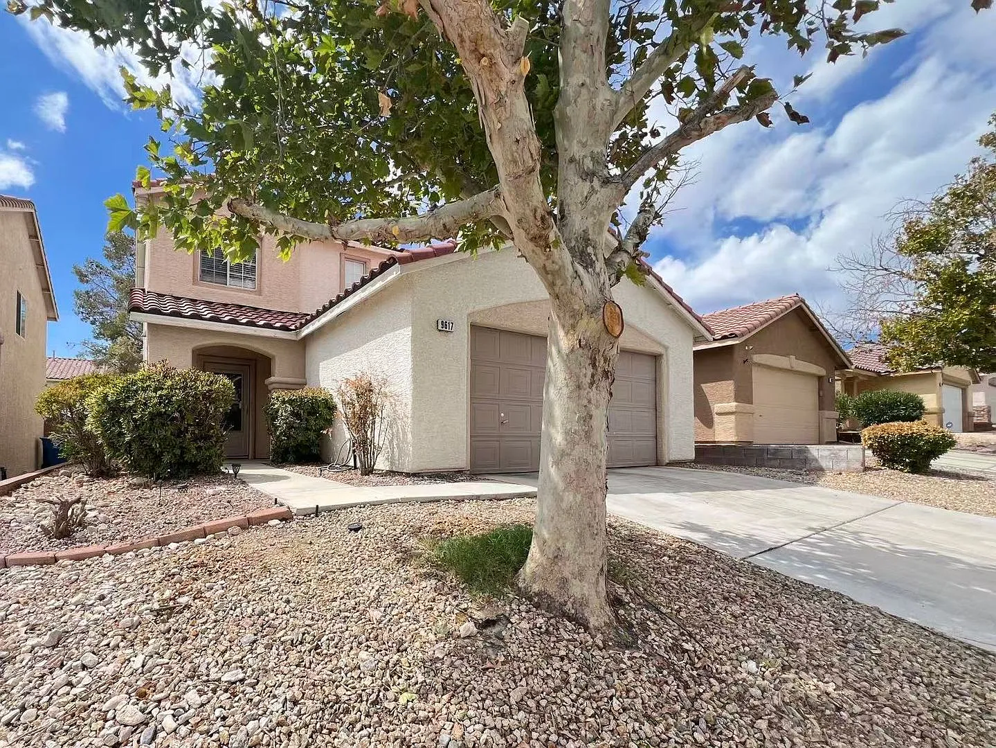 Superb Conditions 2 Story House Near Summerlin — Photo 2