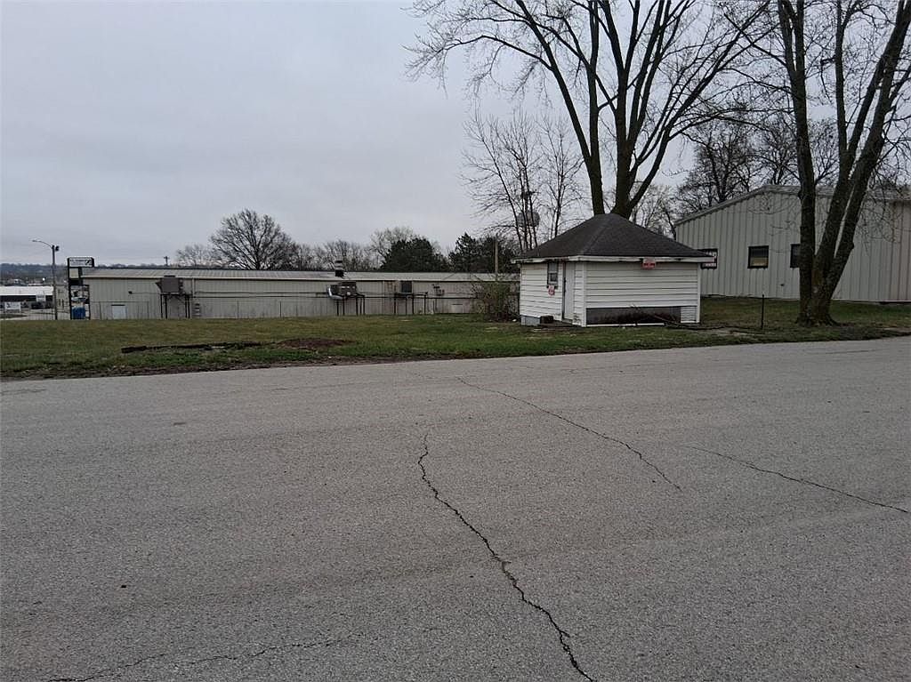 1402 E 9th St, Trenton MO - Owner Finance Home