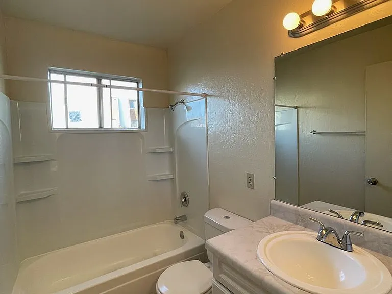 Sharis Apartments — Photo 46