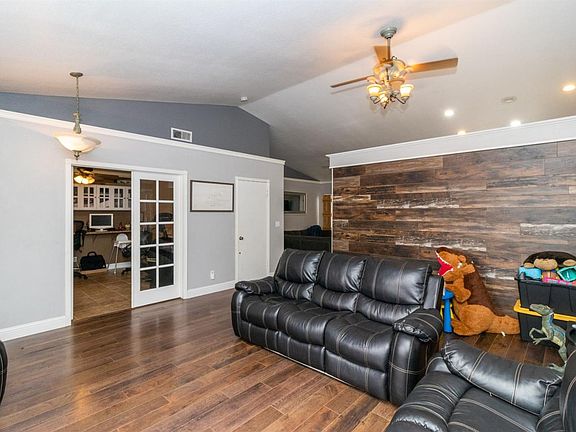 5th image of 2857 Beverly Ave