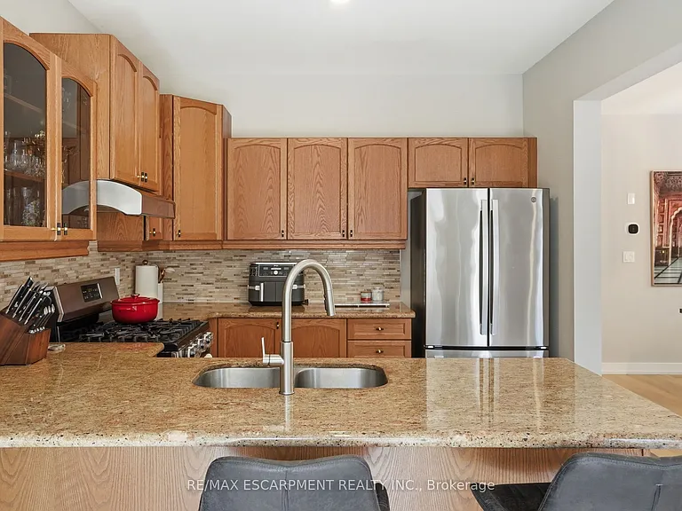 111 Greenstem Cres — Photo 16