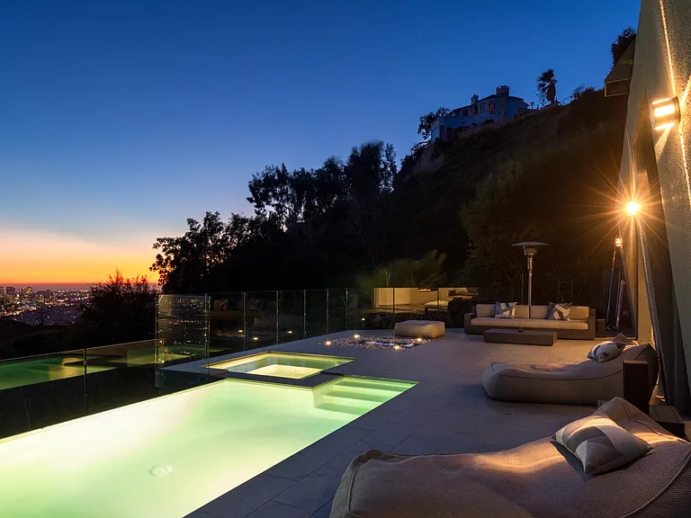 8476 Cole Crest Dr — Photo 3