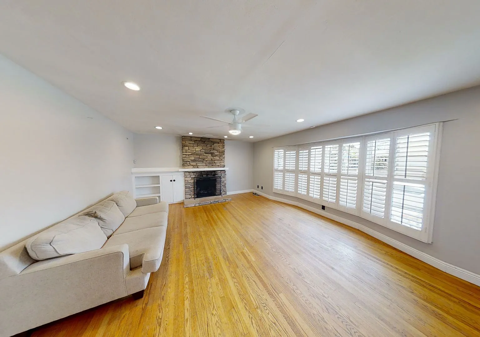 Beautiful 8 Bedroom on the Corner of Mary and 63rd!! — Photo 4