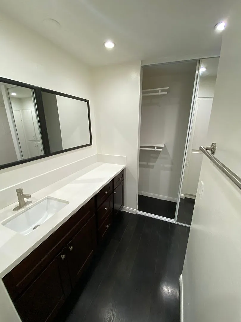 West Knoll Plaza Apartments — Photo 3