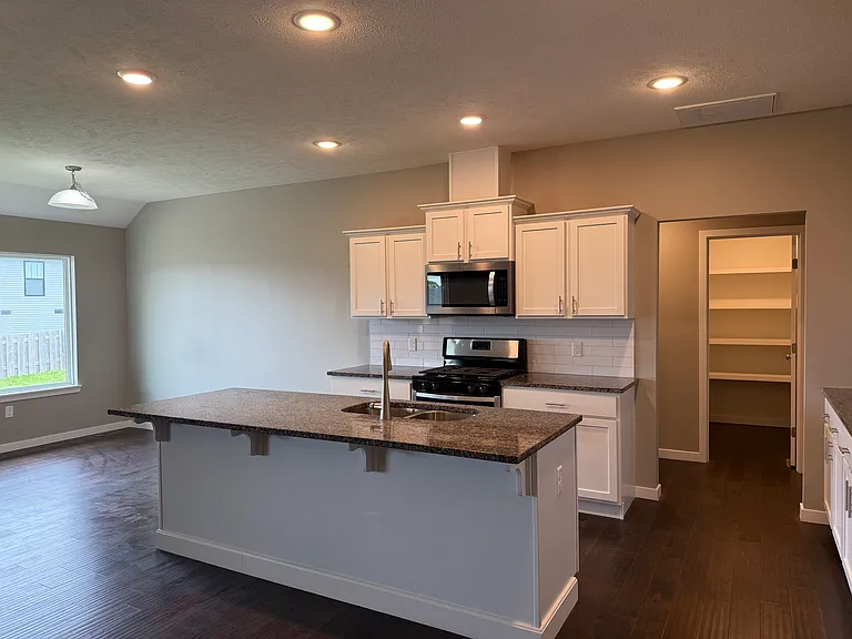 709 E Penzance Cir — Photo 2