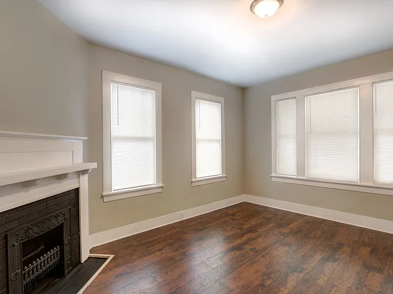 612 W Victory Dr — Photo 3