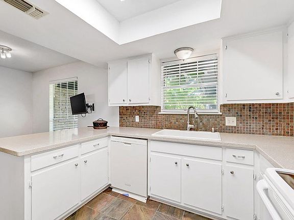 5th image of 2406 Orleans Dr