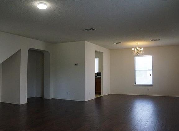 4th image of 1209 Porterfield Dr