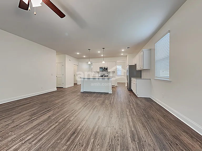 603 E Lionel Rd — Photo 5