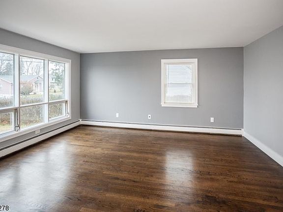 4th image of 42 Woodbine Ave