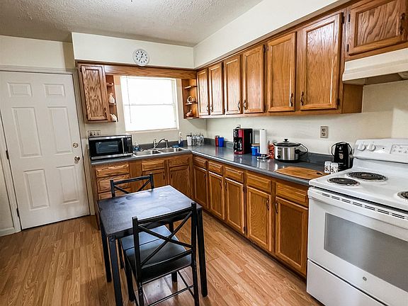3rd image of 421 Glenn St