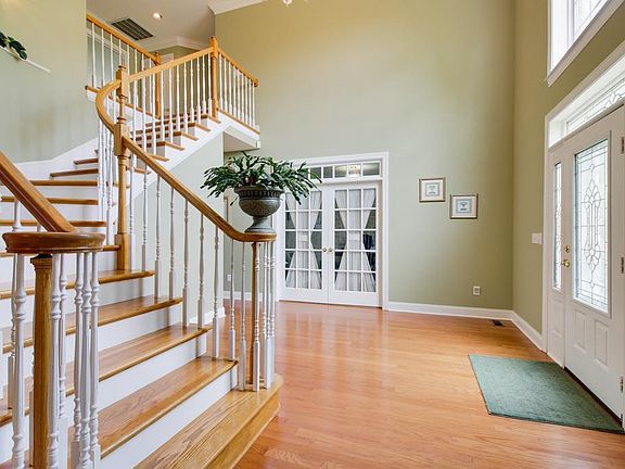 2nd image of 405 Cowan Ct