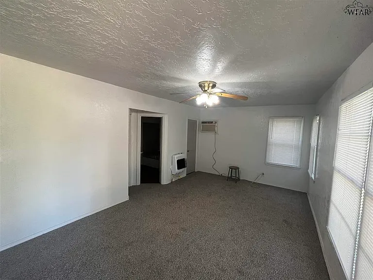 1111 N Beverly Dr — Photo 2