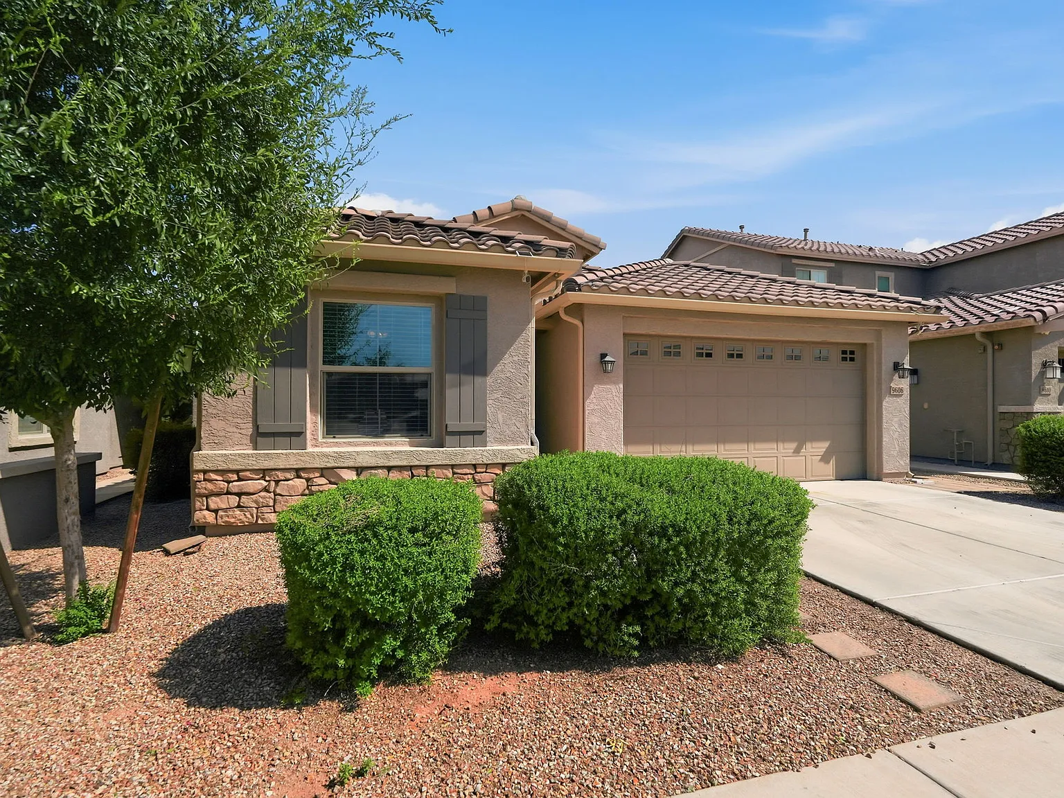 5 bed, 1934 sqft, $3,200 — Photo 2