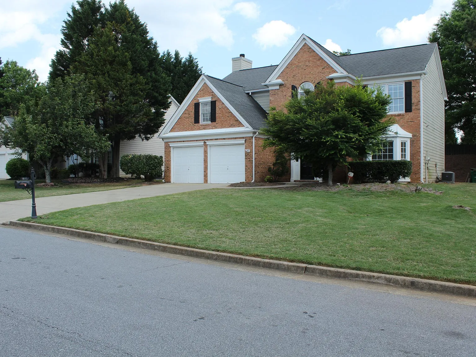 400 Stedford Ln — Photo 2
