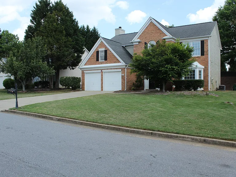 400 Stedford Ln — Photo 2