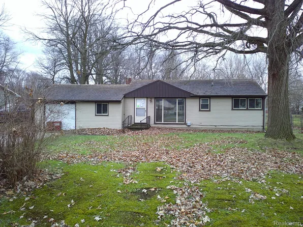6190 Surrey Ln, Burton, MI 48519
