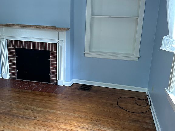 4th image of 911 E University St
