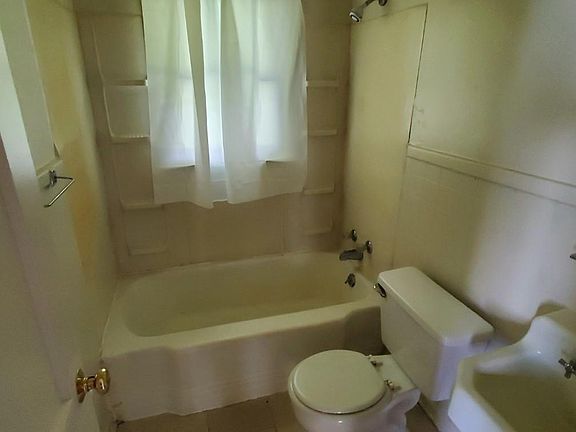 5th image of 4406 Trinity Ave #B