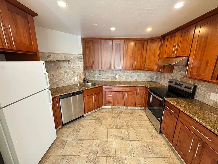 1142 Green Street 1 Sharp Pl — Photo 8