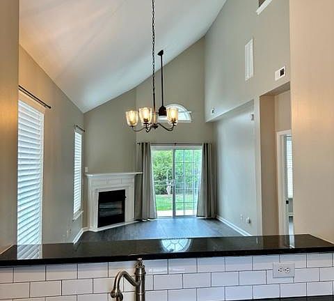 4th image of 433 Commons Dr