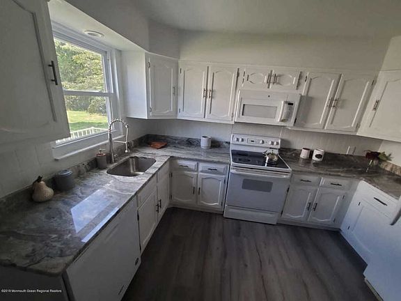 3rd image of 11 Quincy Dr