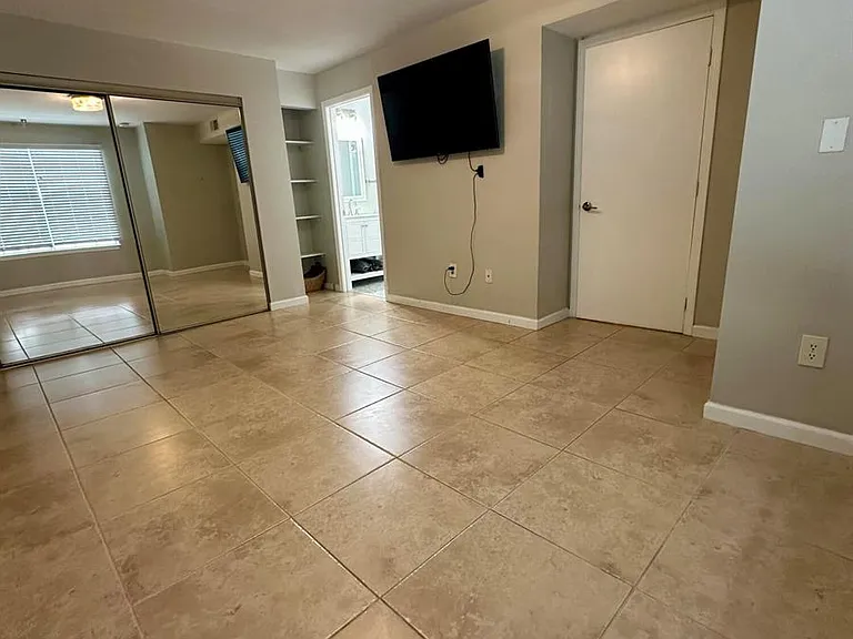 1050 Crystal Way #H — Photo 24