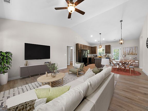 5th image of 652 Harris Cir