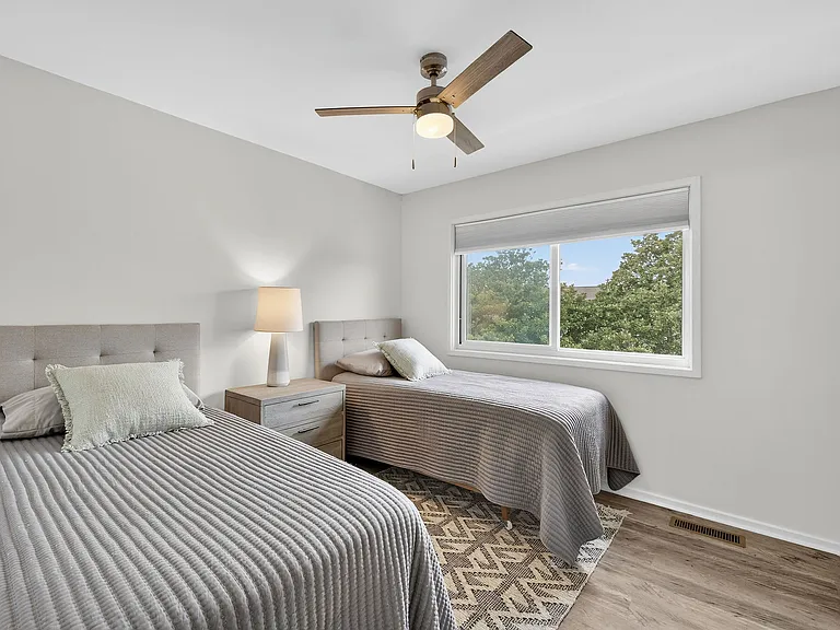 2 Twin Beds