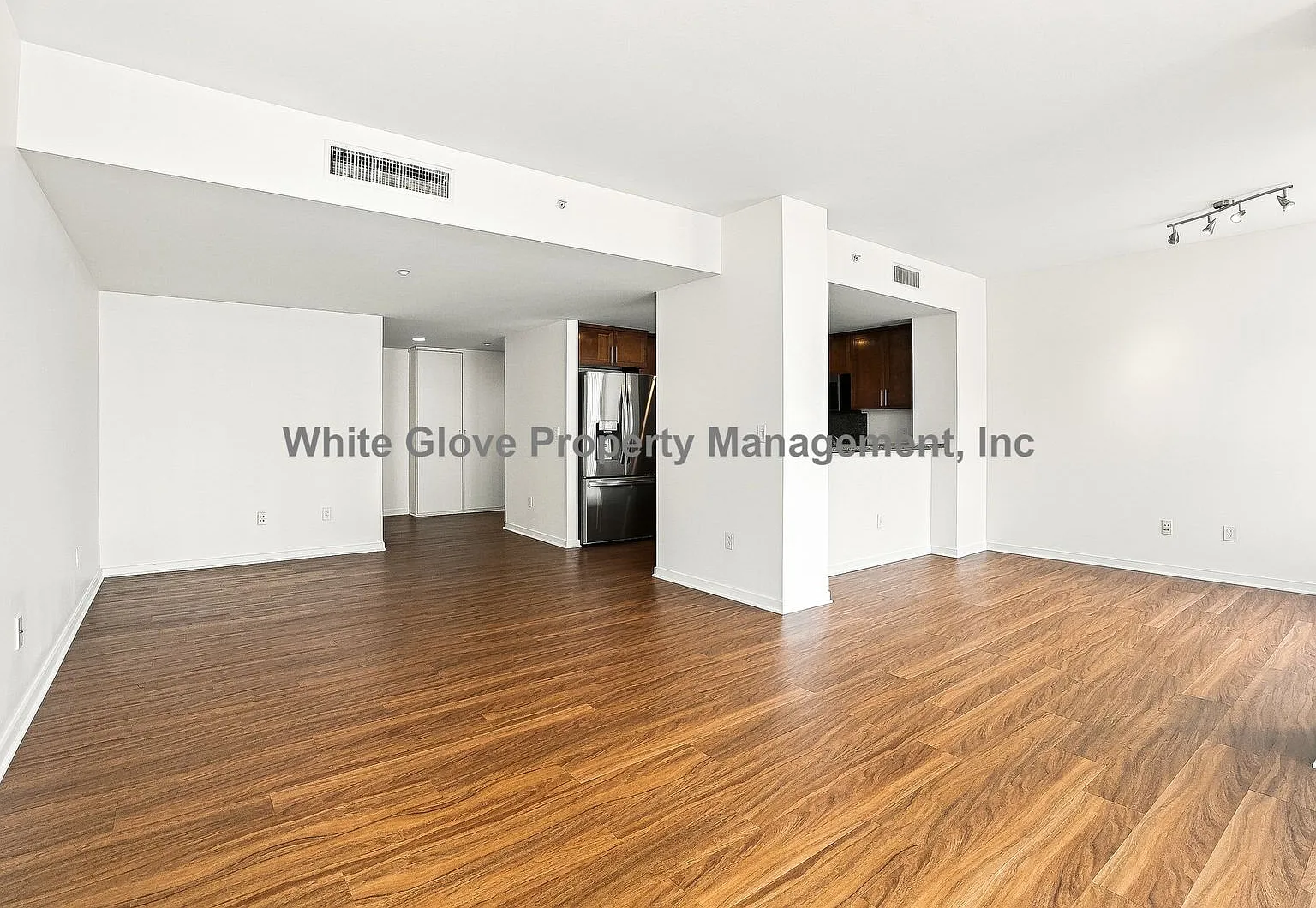 Beautiful 2 Bedroom Apartment in Long Beach High Rise Resort Style Building — Photo 4