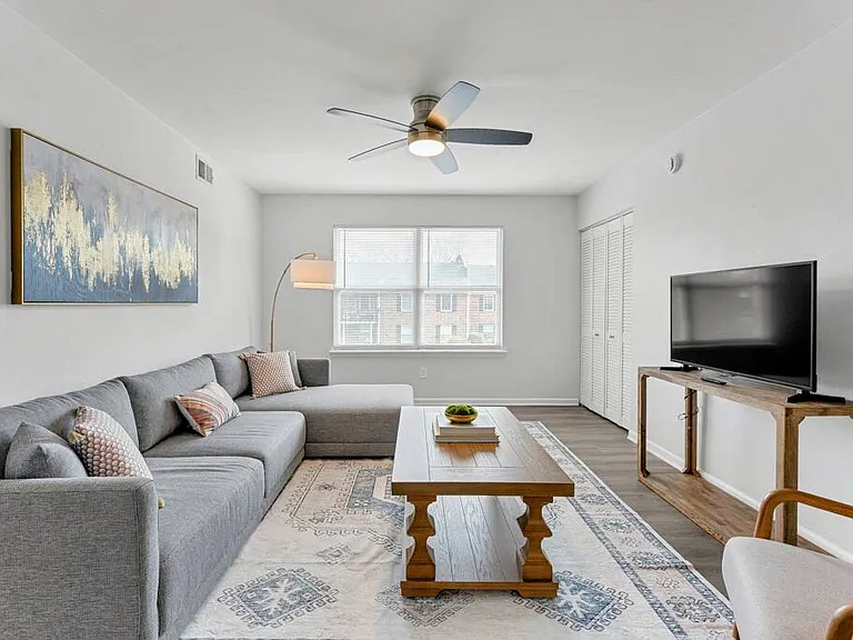 1017 Barclay Sq — Photo 9