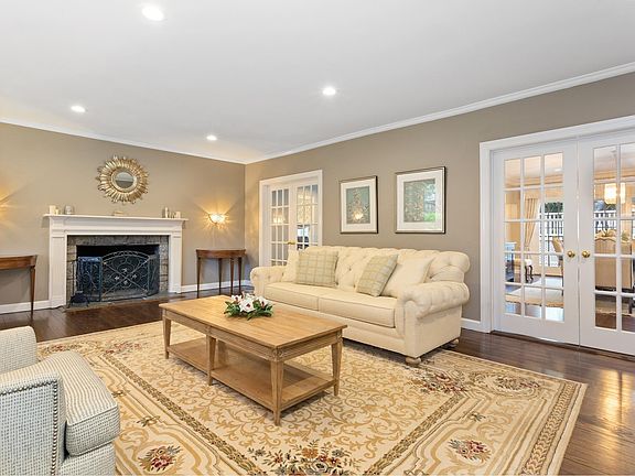 3rd image of 54 Deepdale Dr